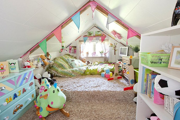 Интерьер игровой детской комнаты, совмещенный с кроватью
