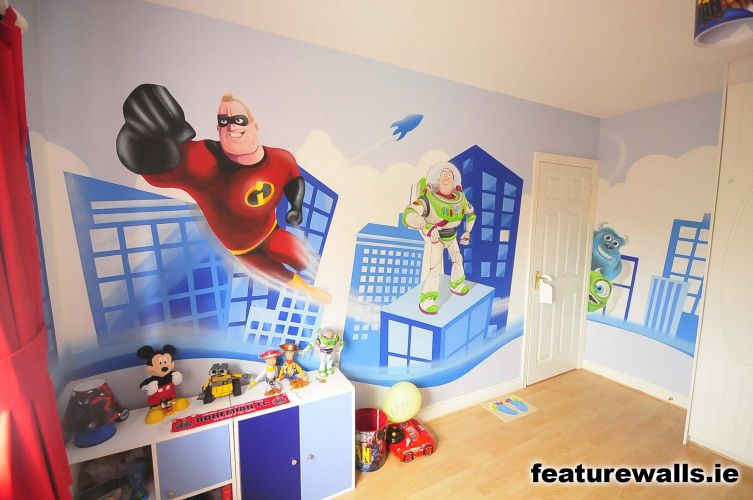 Яркий интерьер детской комнаты для мальчика 3 лет фото