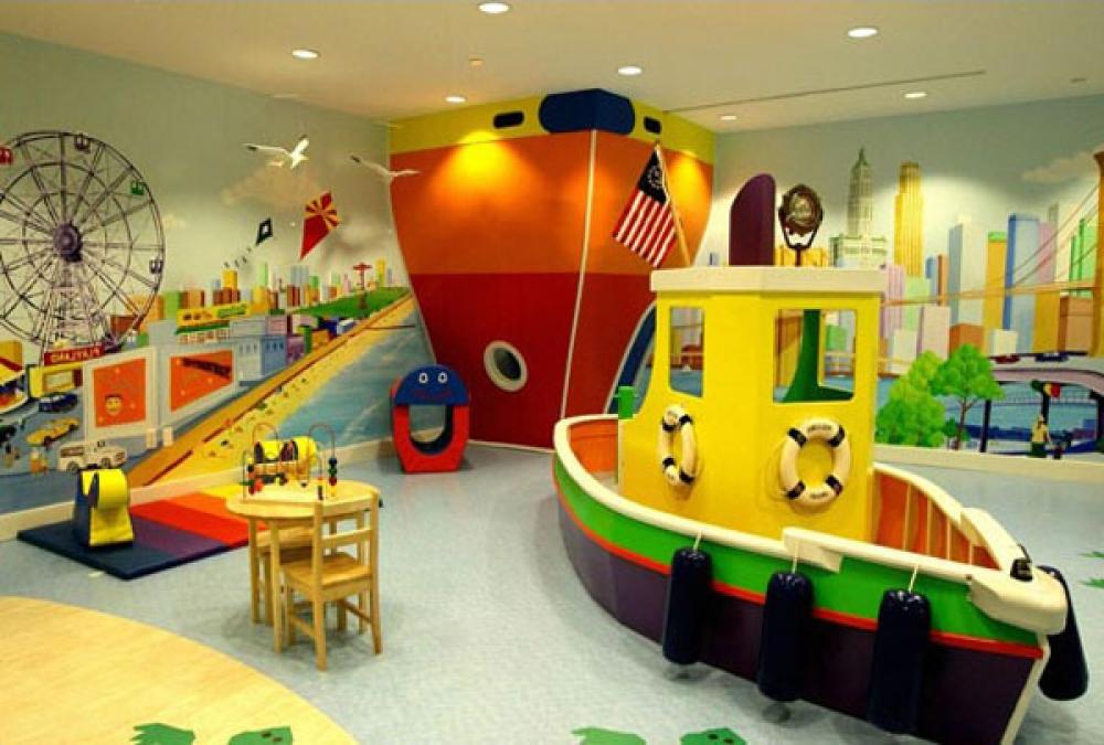 Красочный интерьер игровой детской комнаты