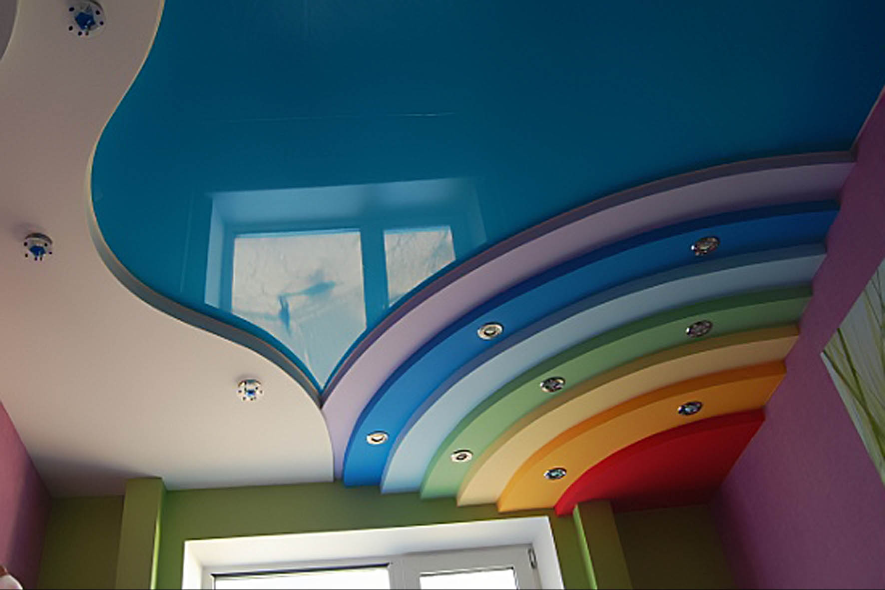 Яркий потолок из гипсокартона в детскую комнату фото
