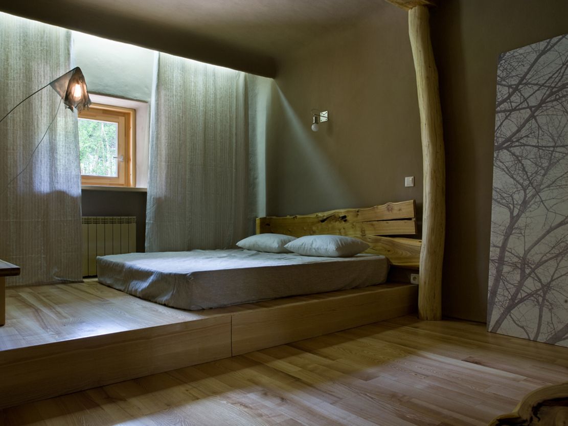Подиум в квартире с выдвижной кроватью в стиле хай-тек