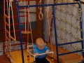 Маленькая детская комната для мальчика со спортивным уголком