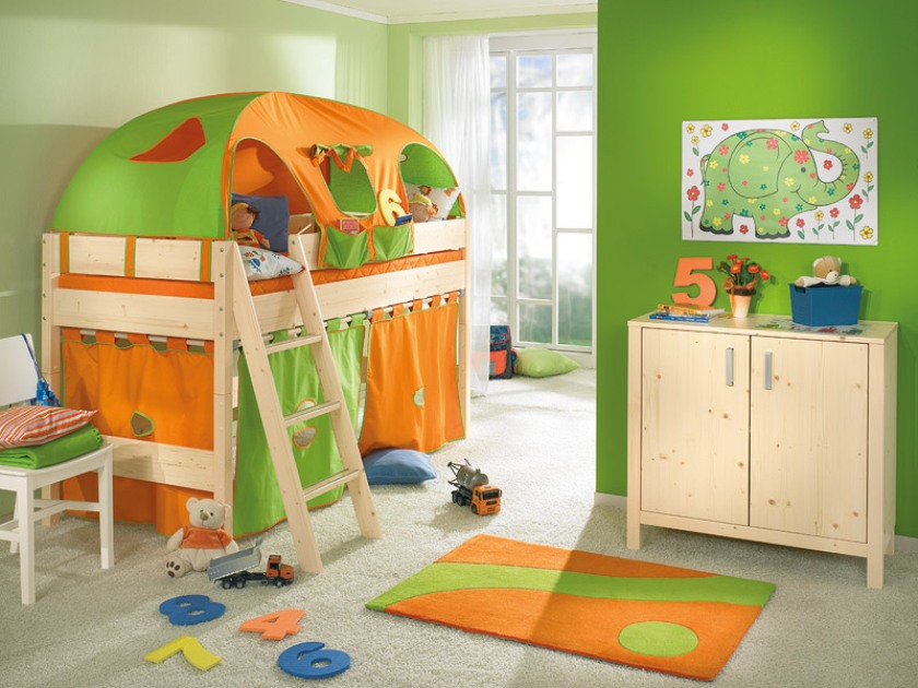 Яркий цвет в интерьере детской комнаты