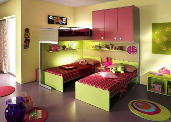 Разноцветный интерьер детской комнаты для двух девочек