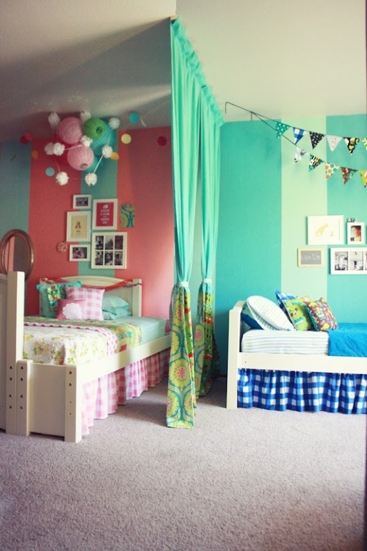 Яркий дизайн детской комнаты для двух девочек фото