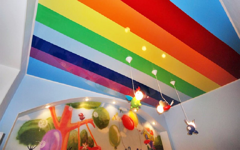 Какой потолок сделать в детской комнате яркий или сдержанный