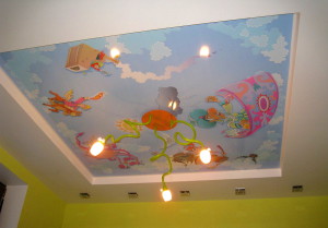 Красочный натяжной потолок в детской комнате фото