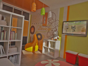 Яркое зонирование детской комнаты для мальчика и девочки