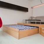 Деревянная выдвижная кровать подиум в спальне