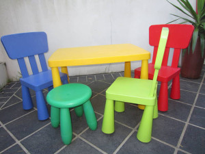пластиковый детский стол и стул